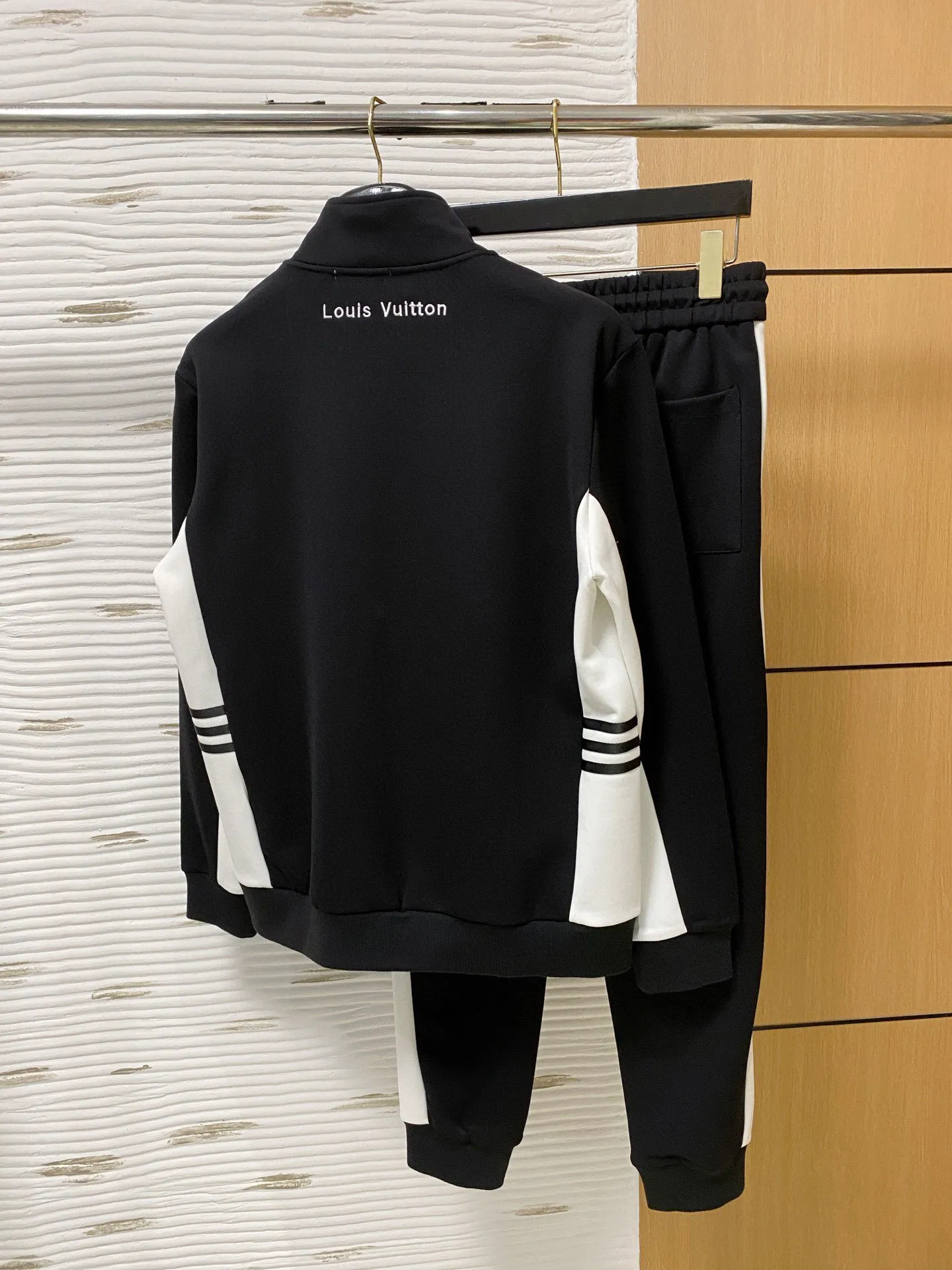 🅿️720 [LV Louis Vuitton] hot-selling suit is coming. Focus on the original version of the official website. 2025 new hot-selling cardigan and sweatshirt suit. The original order is the best. 🇭🇰The meticulous work of top designers. Just for a fitting and perfect upper body effect. All-natural high-quality Tencel Roman cotton 100%, close-fitting comfort, noble and elegant! Original hardware embodies elegance and nobility! Counter size: M-3XL (maximum wear up to 190 pounds)